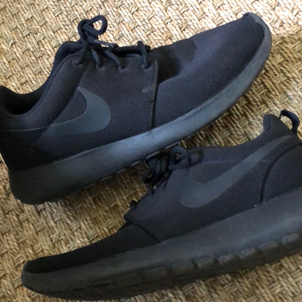 All black nike roshe